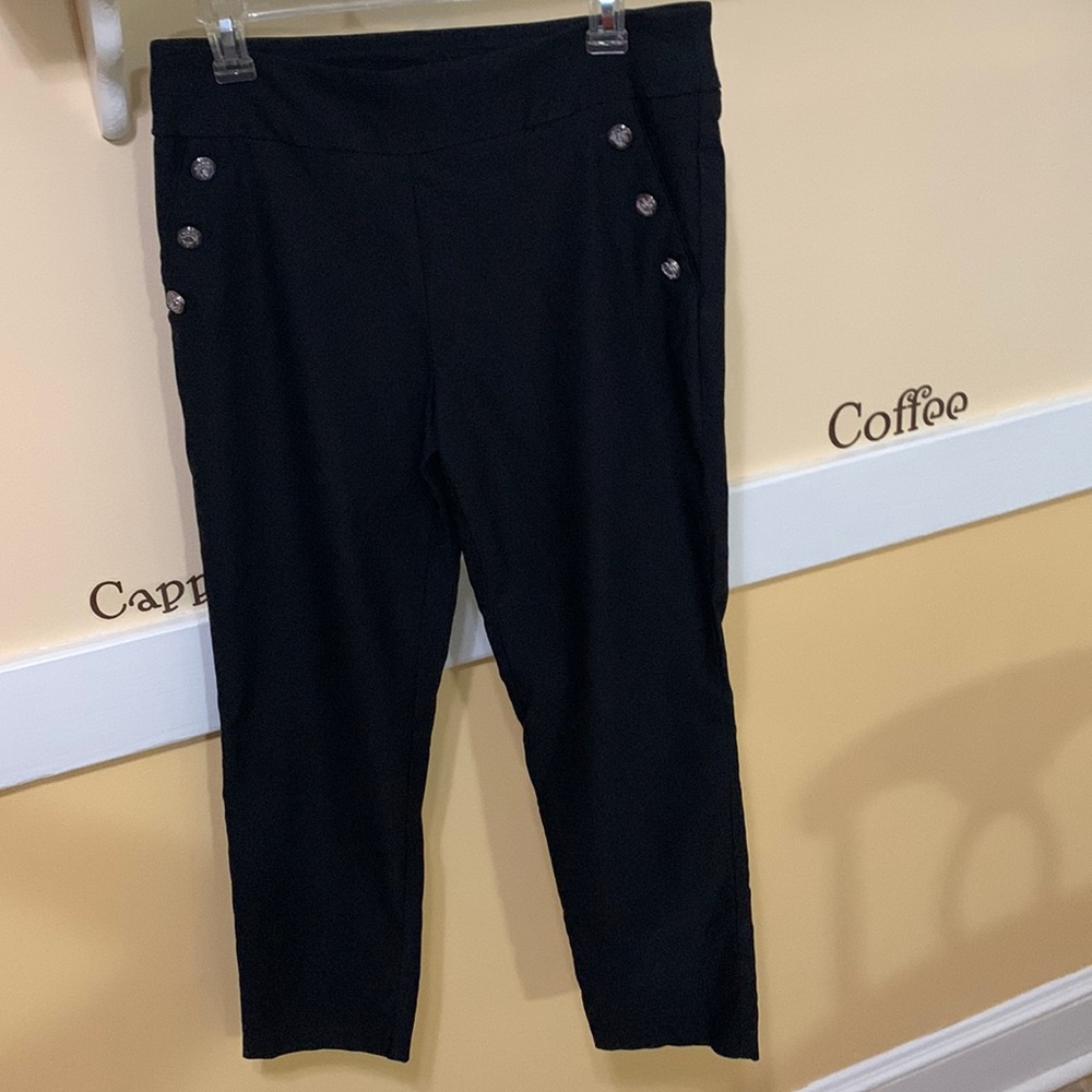 Cute cropped black pants .. love the button detail 👍🏻